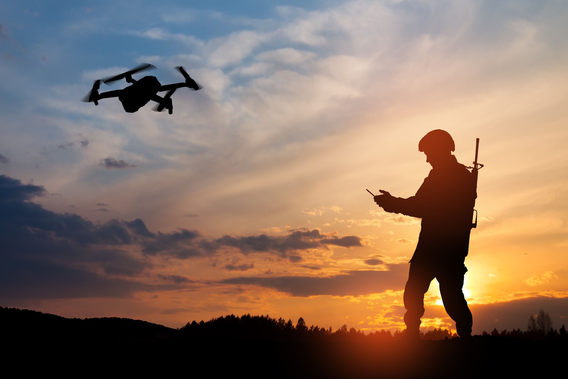 La silhouette del soldato utilizza droni e computer portatili per lo scouting durante le operazioni militari.